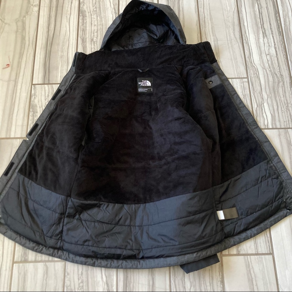 NWOT The North Face insulated HyVent jacket. - Picture 4 of 7